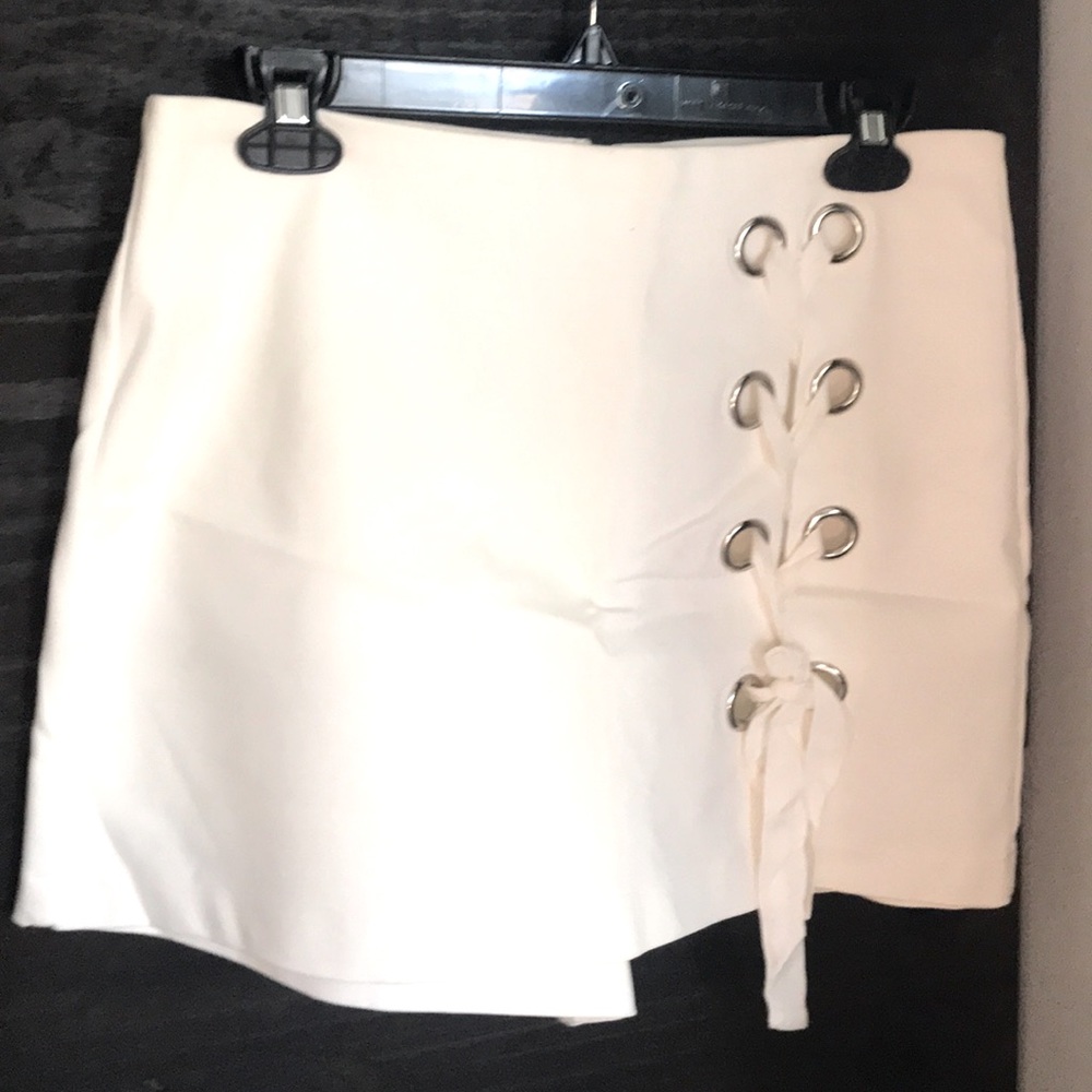 White skort size L